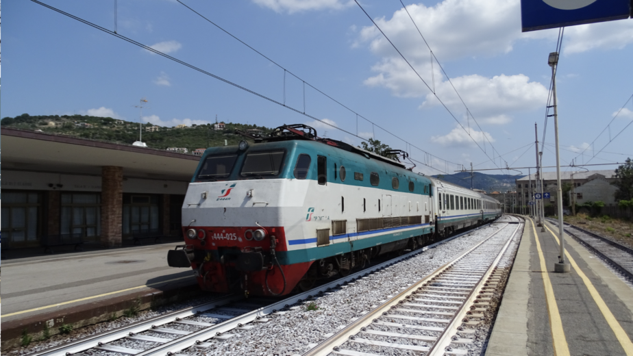 Offriamo un servizio professionale di noleggio con conducente (NCC) e taxi dedicato ai trasferimenti da e per le stazioni ferroviarie, ideale per chi cerca puntualità, comfort e affidabilità. Il nostro servizio NCC per stazioni ferroviarie è disponibile 24 ore su 24 e garantisce trasferimenti rapidi e sicuri verso hotel, aeroporti, abitazioni private e sedi di lavoro.