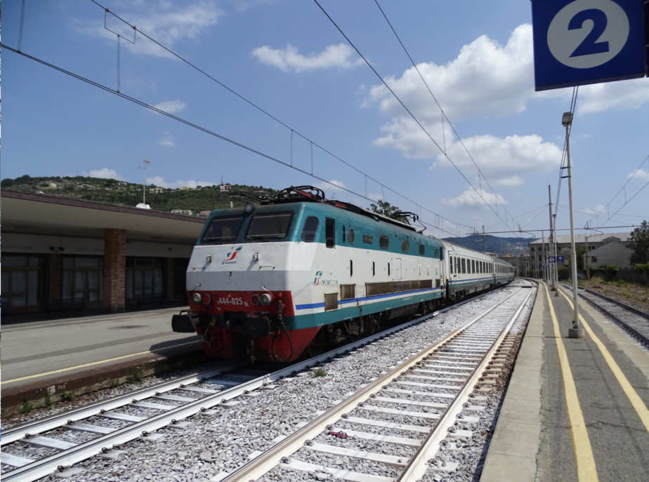 Offriamo un servizio professionale di noleggio con conducente (NCC) e taxi dedicato ai trasferimenti da e per le stazioni ferroviarie, ideale per chi cerca puntualità, comfort e affidabilità. Il nostro servizio NCC per stazioni ferroviarie è disponibile 24 ore su 24 e garantisce trasferimenti rapidi e sicuri verso hotel, aeroporti, abitazioni private e sedi di lavoro.